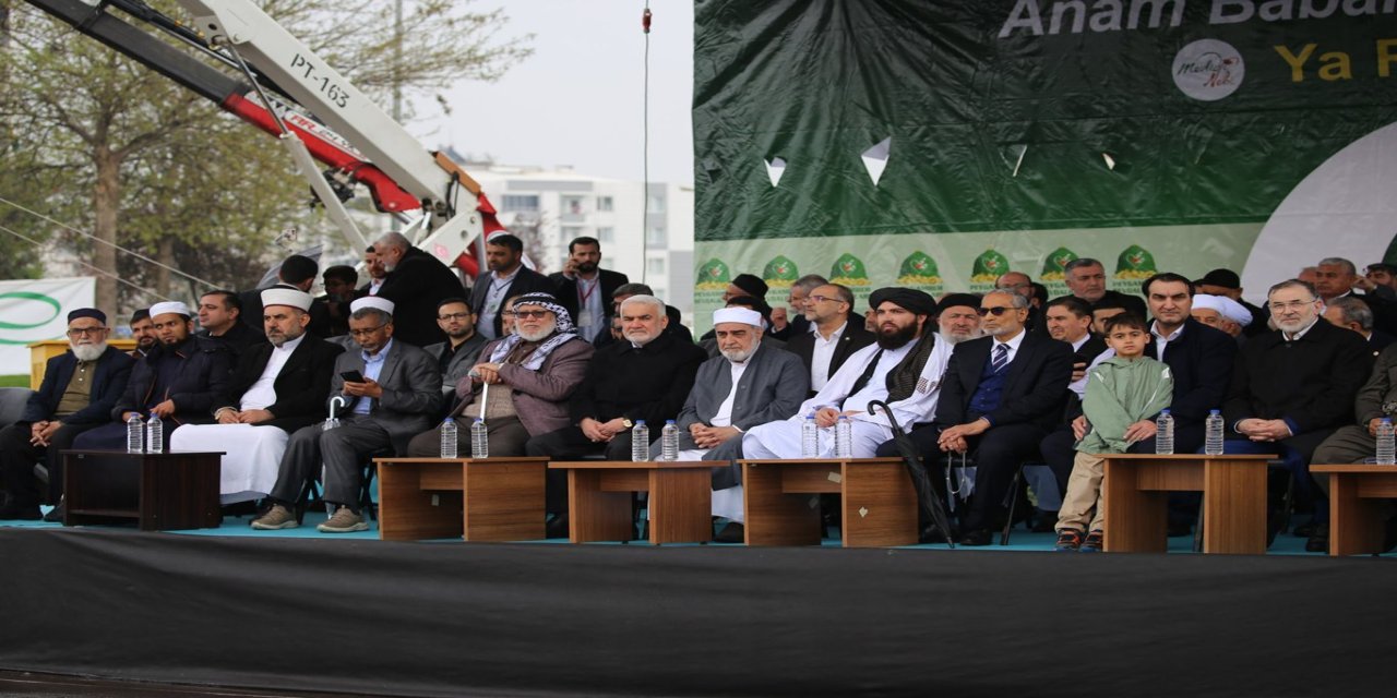 Mevlid-i Nebi mitingine yurt içi ve yurt dışından katılan yetkililer takdim edildi