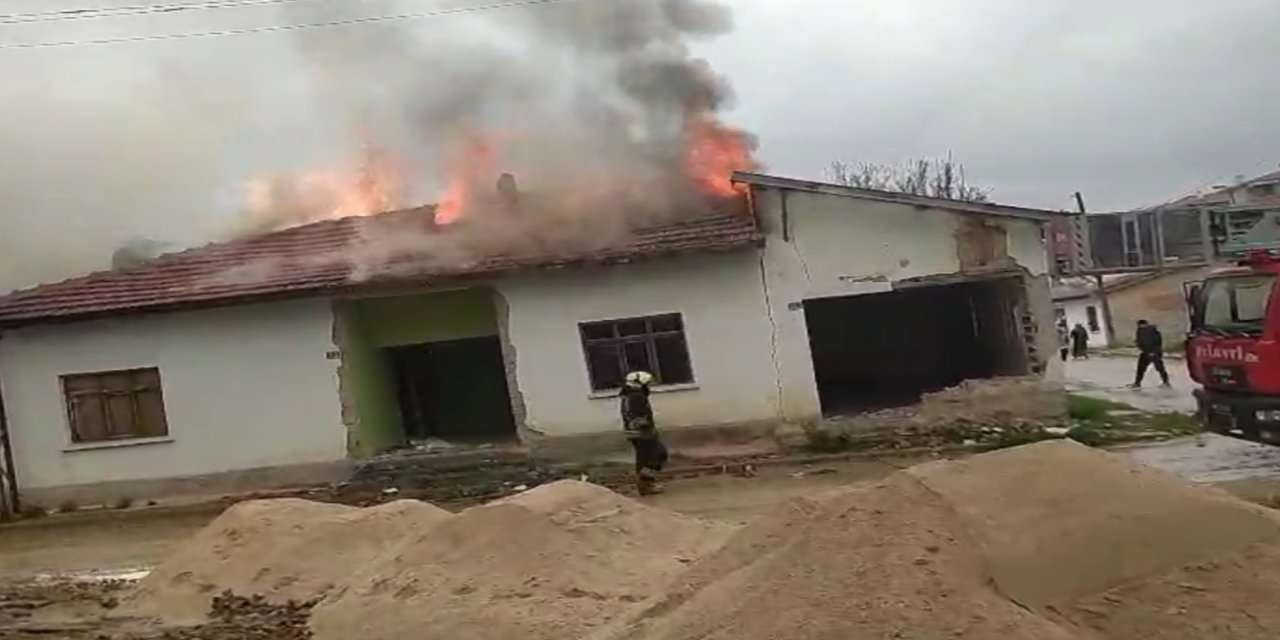 Konya’da terk edilmiş evde yangın