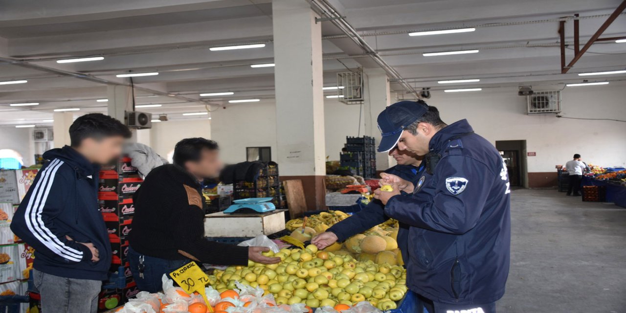 Pazarda çürük meyveyi etiketle kapatıp satan esnafa ceza