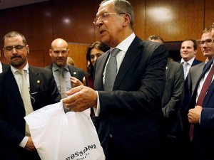 Lavrov'dan yorgun düşen gazetecilere votka ve pizza ikramı