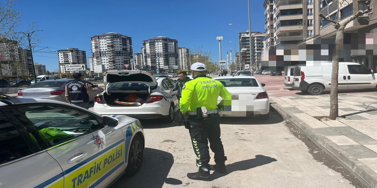 Gaziantep'te yaya ve araç trafiğini engelleyen materyaller kaldırıldı
