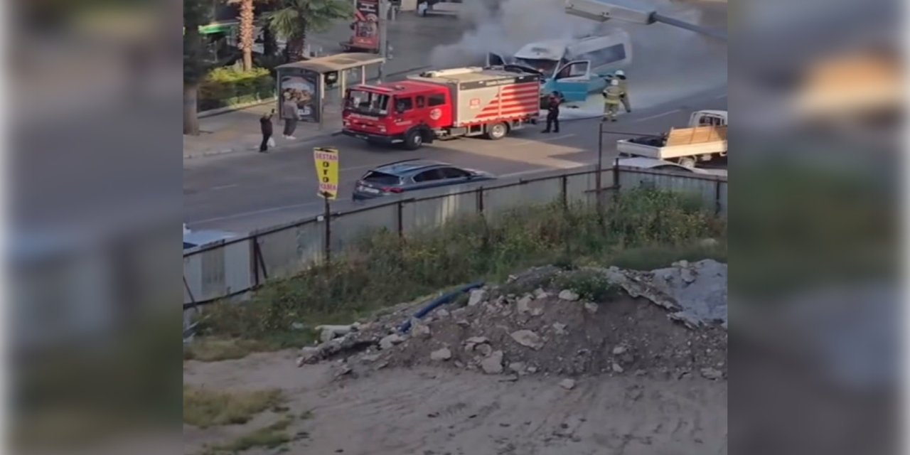 Konak’ta seyir halindeki minibüste yangın