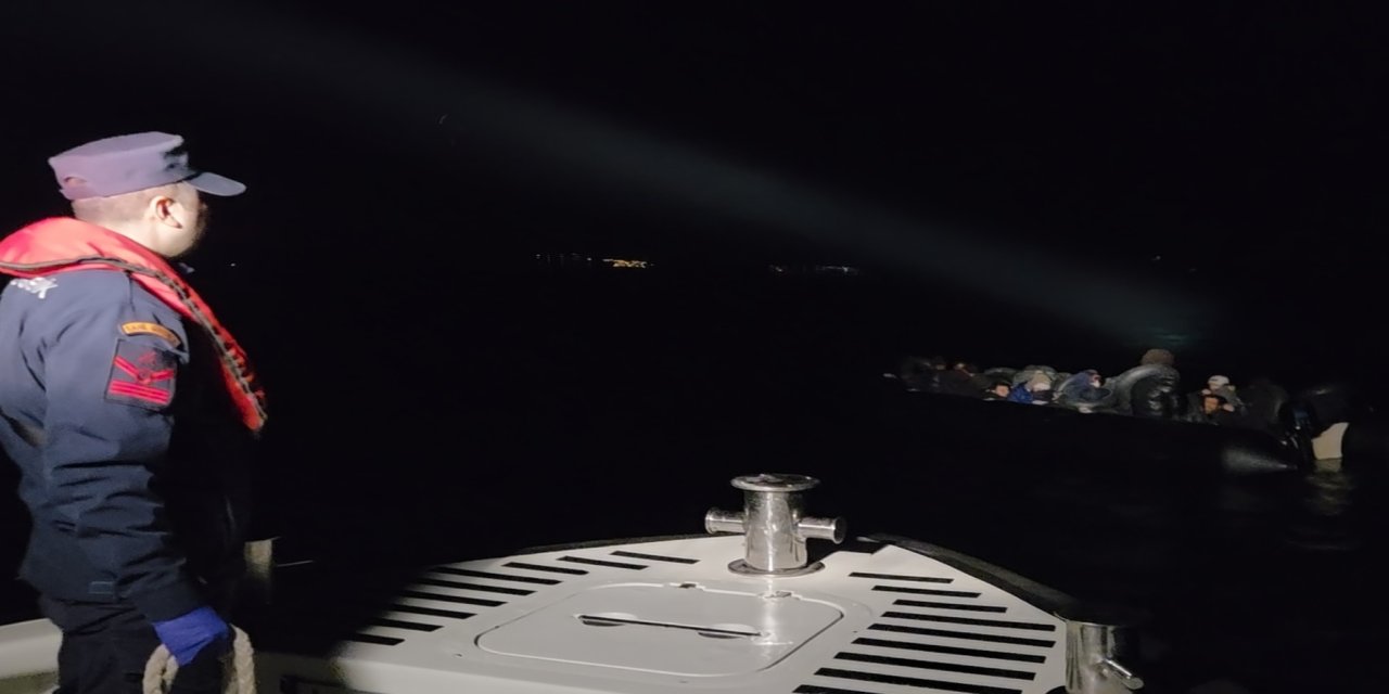 İzmir açıklarında 33 düzensiz göçmen yakalandı