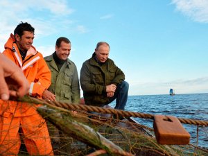 Putin ve Medvedev'den balıkçılarla göl kıyısında bir gün