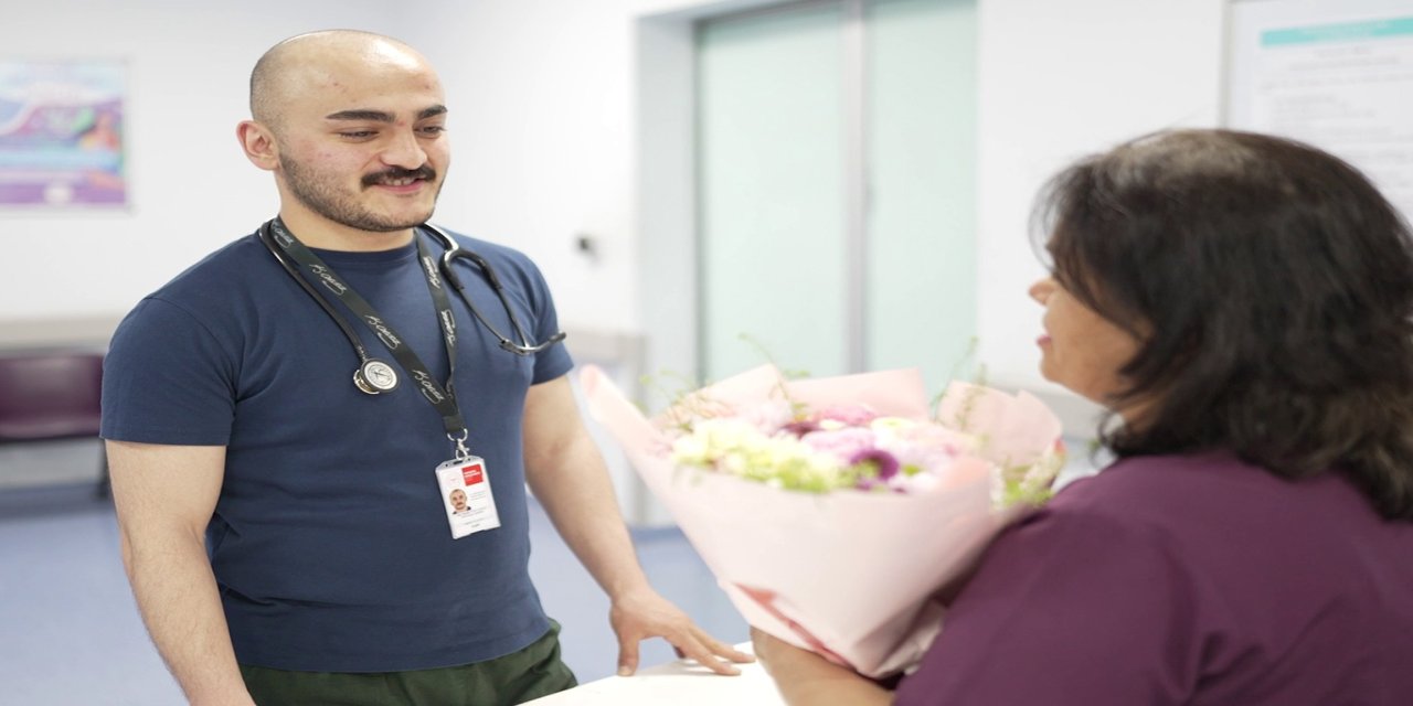 Annesi ile aynı hastanede çalışan hekim oğuldan ebe anneye sürpriz