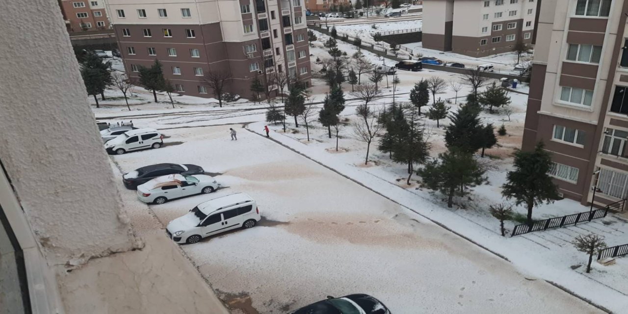 Elazığ'da ceviz büyüklüğünde dolu yağdı, kent merkezi beyaza büründü