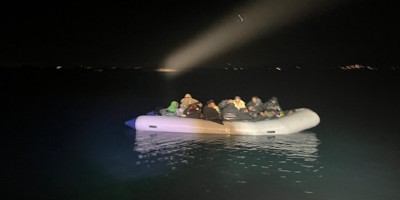 İzmir açıklarında 25 düzensiz göçmen yakalandı