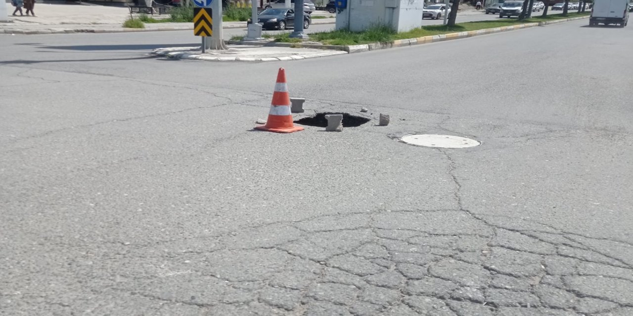 Batman'da yolun bir bölümünde meydana gelen göçük ulaşımı aksattı