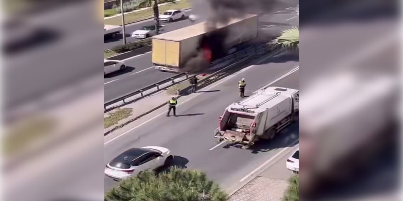 İzmir'de seyir halindeki tır alev aldı