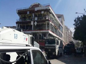 Van'da AK Parti binası ile valilik arasında patlama: 2'si ağır 48 yaralı
