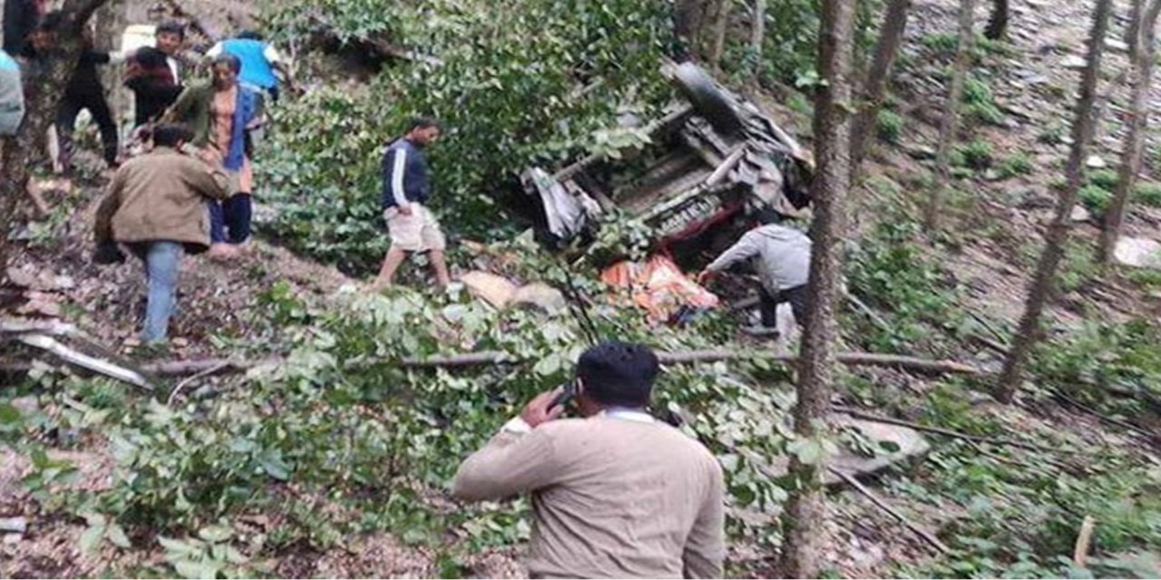 Nepal'de araç uçuruma yuvarlandı: 20 ölü