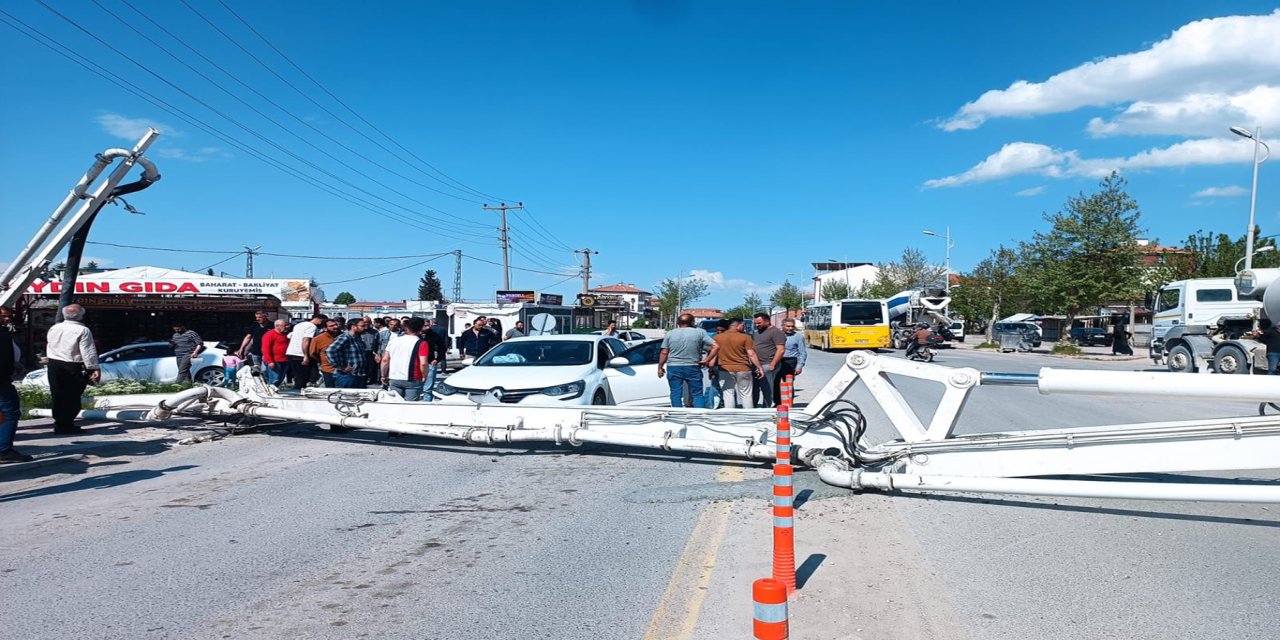 Malatya'da beton pompası yola devrildi