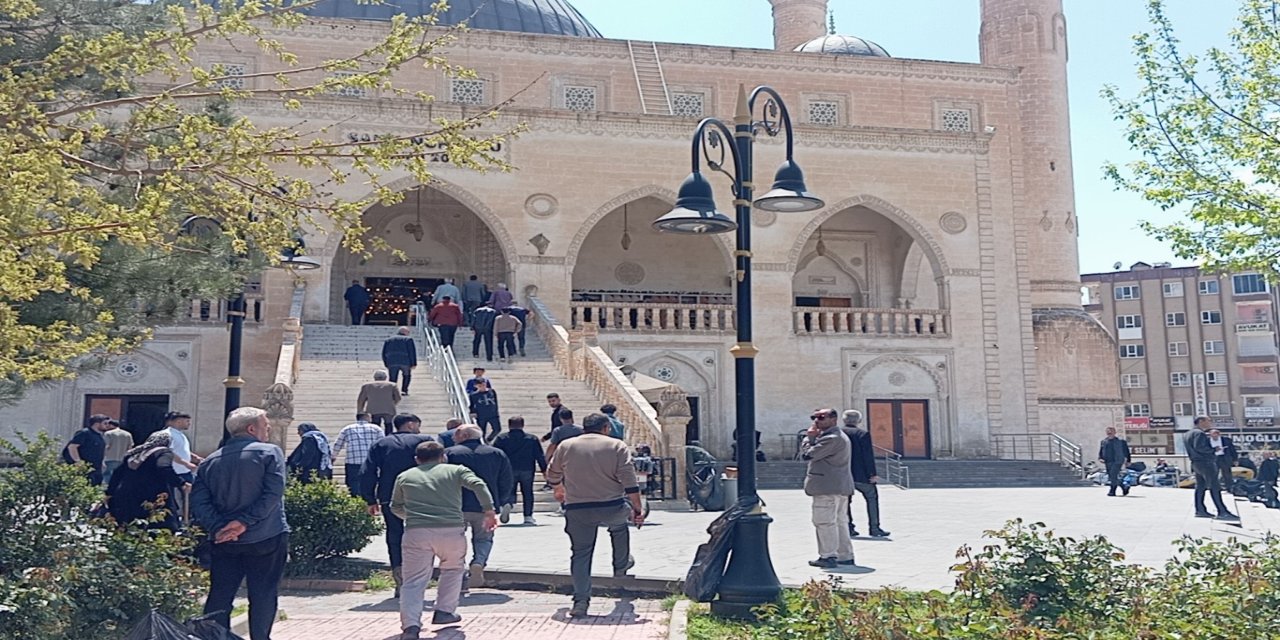 Sol örgütlerin işçi kutlamalarını Cuma namazına denk getirmesi tepki çekti