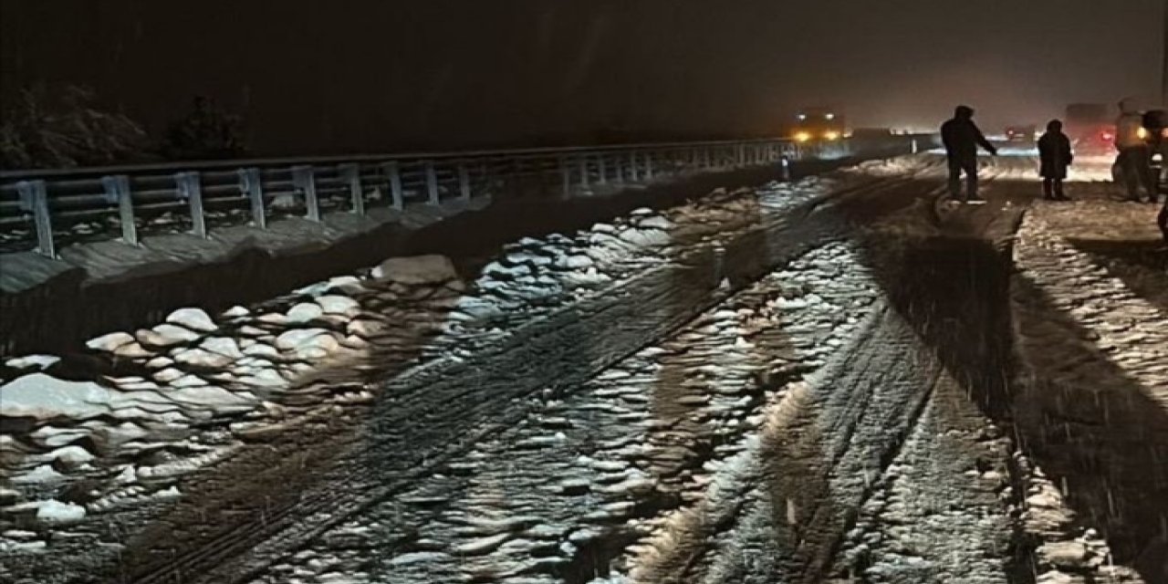 Uşak-Afyonkarahisar yolu yoğun kar yağışı nedeniyle trafiğe kapatıldı