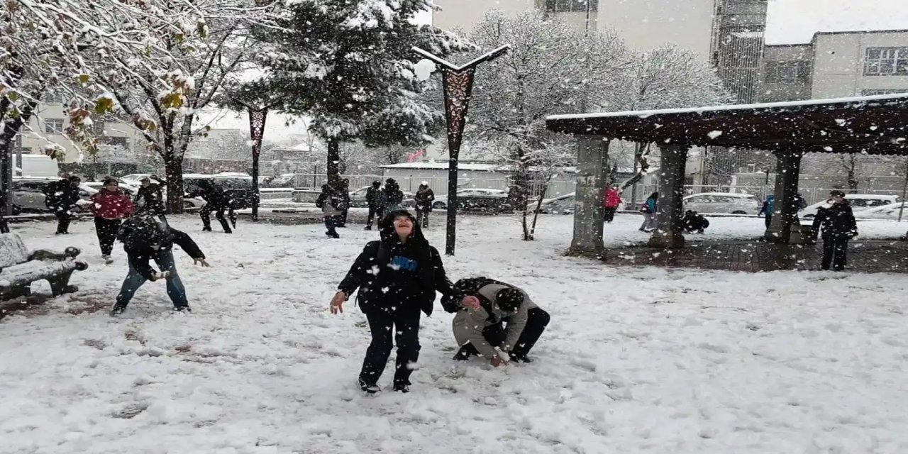Afyonkarahisar'da kar nedeniyle eğitime 1 gün ara verildi