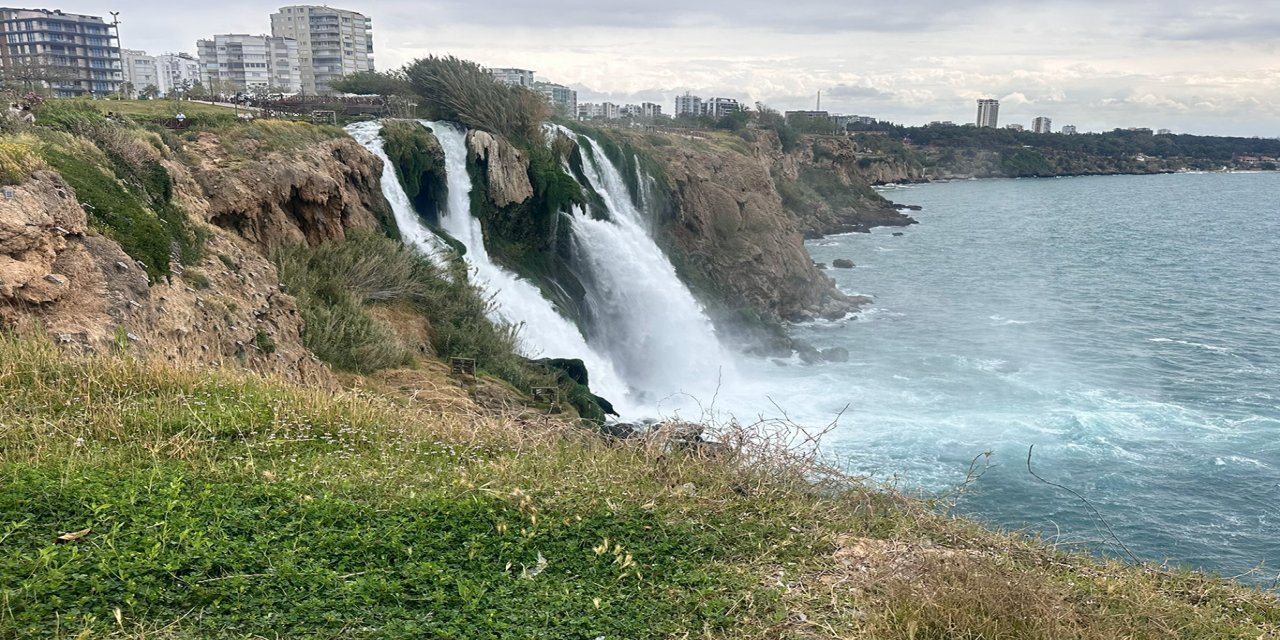 Antalya’da yağışlar sonrası Düden Şelalesi’nde su seviyesi yükseldi