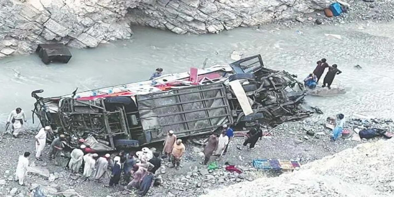 Pakistan'da yolcu otobüsü şarampole yuvarlandı: 4 ölü, 26 yaralı