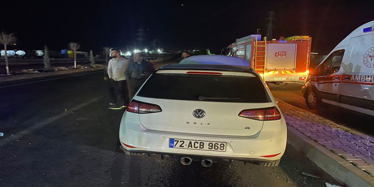 Batman'da kontrolden çıkan otomobil refüje çarptı