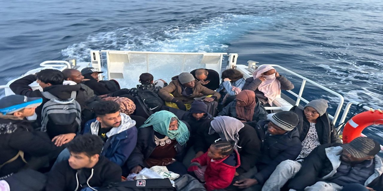 İzmir açıklarında 25 düzensiz göçmen yakalandı