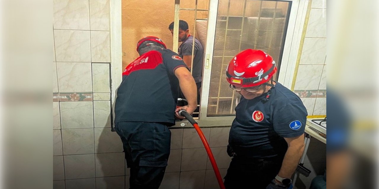 Buca’da apartman boşluğuna düşen kişi kurtarıldı