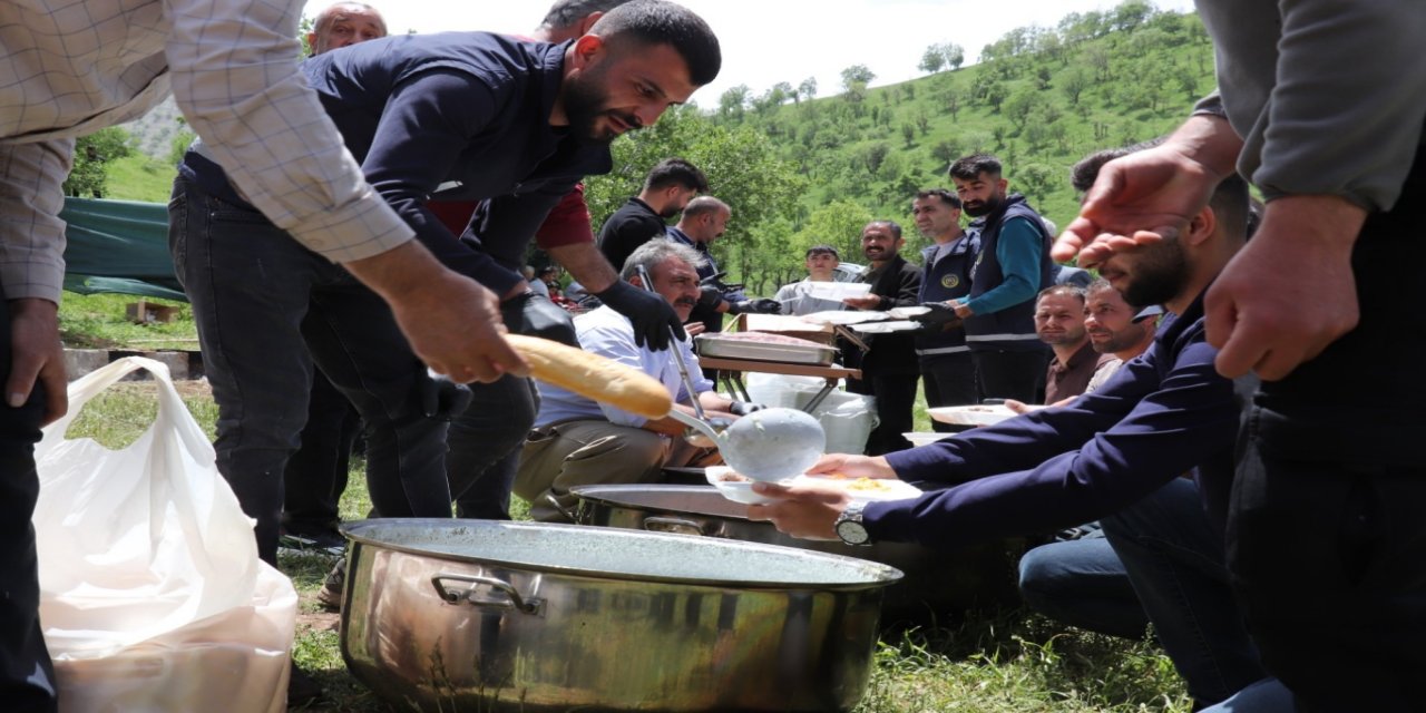 Şırnak’ta yüz yıllık Adarok geleneğinde binlerce kişi aynı sofrada buluştu