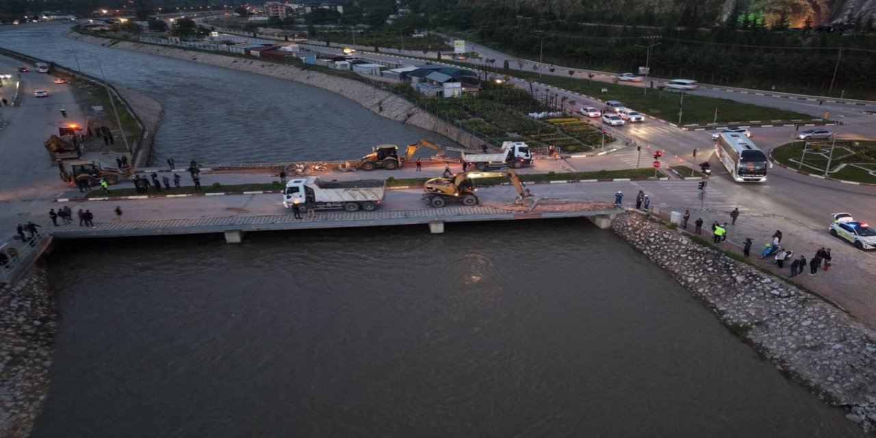 Taşkın riskine karşı ÇEDAŞ Köprüsü'nde yıkım çalışması başlatıldı