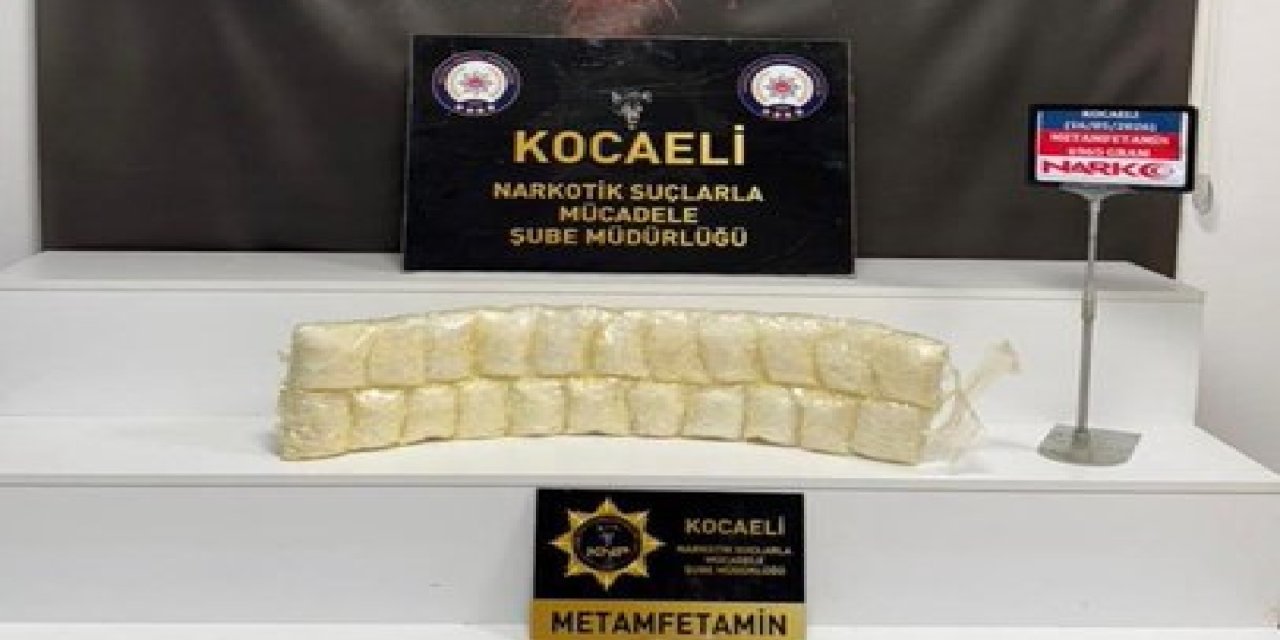 Vücutlarına sarılı 7 kilogram uyuşturucuyla yakalanan 2 kişi tutuklandı