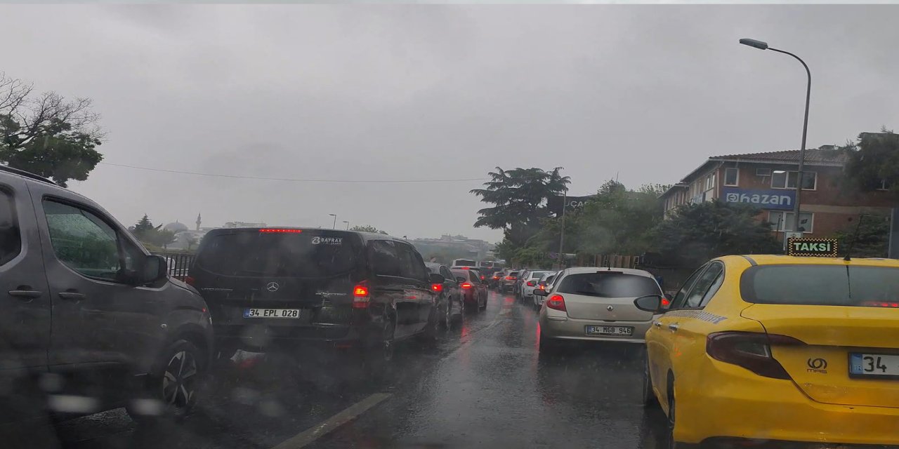İstanbul'da sağanak etkili oldu: Trafik durma noktasına geldi