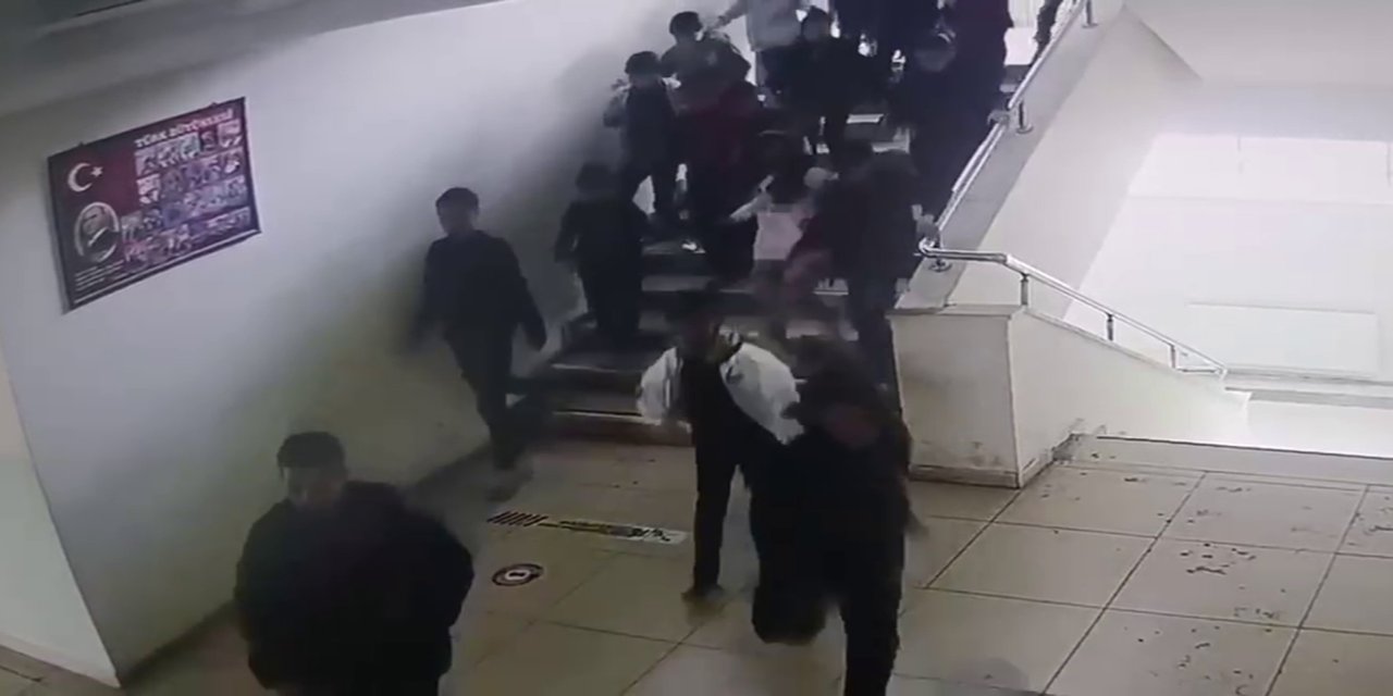 Malatya'da deprem anında öğrenciler panikle sınıflardan çıktı