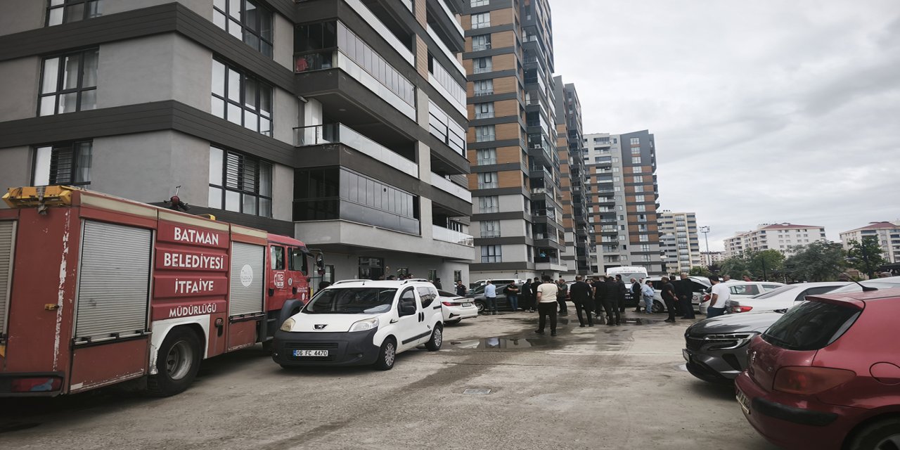 Mahsur kalan çocukları çıkaran adam, asansör boşluğuna düşüp hayatını kaybetti