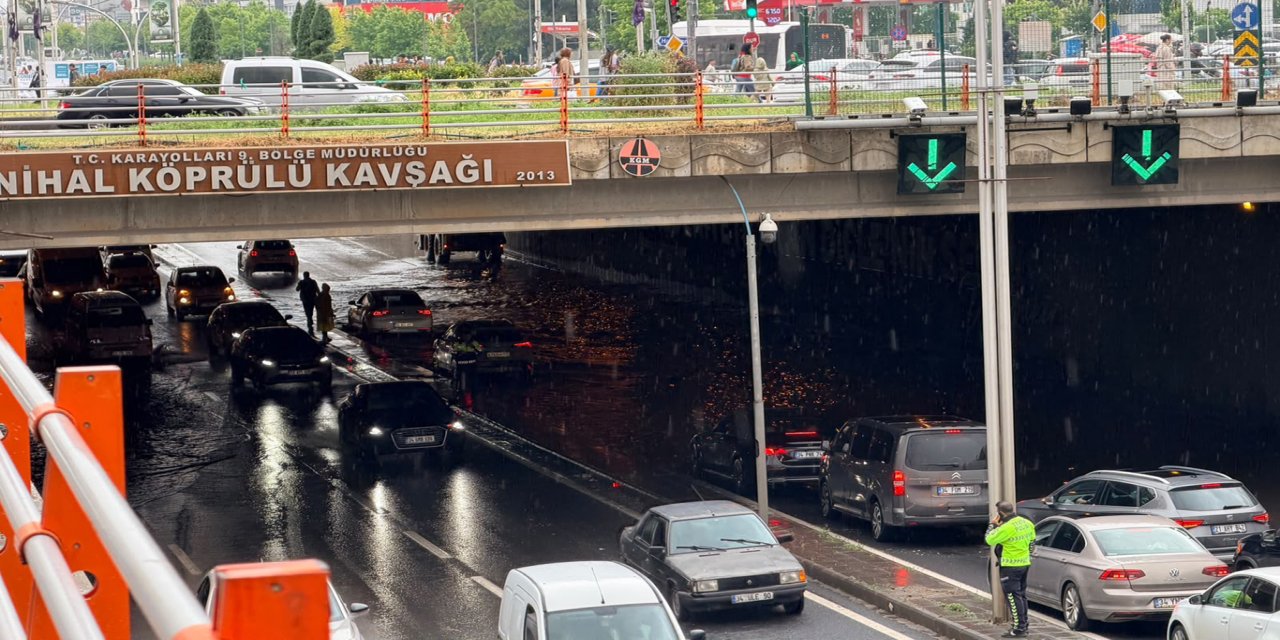 Diyarbakır’da ani yağış sonrası yollar göle döndü
