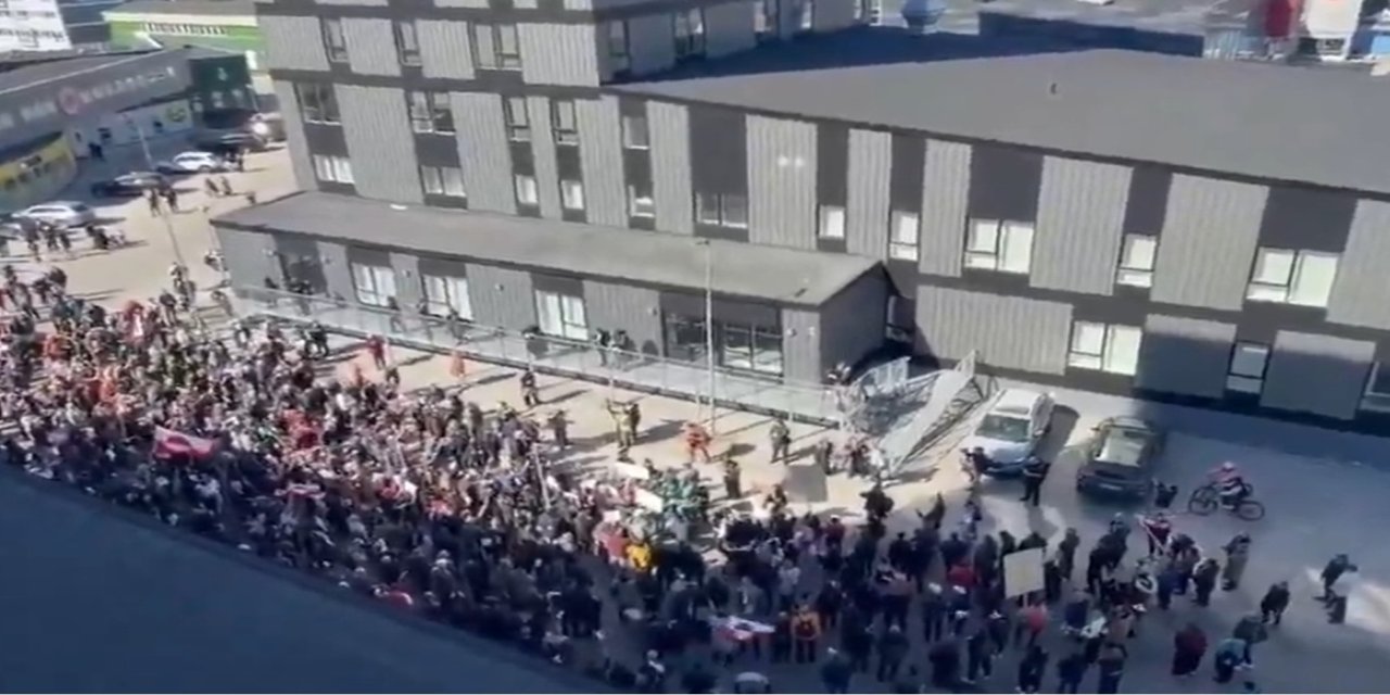 Grönland'daki ABD konsolosluğu önünde protestolar düzenlendi