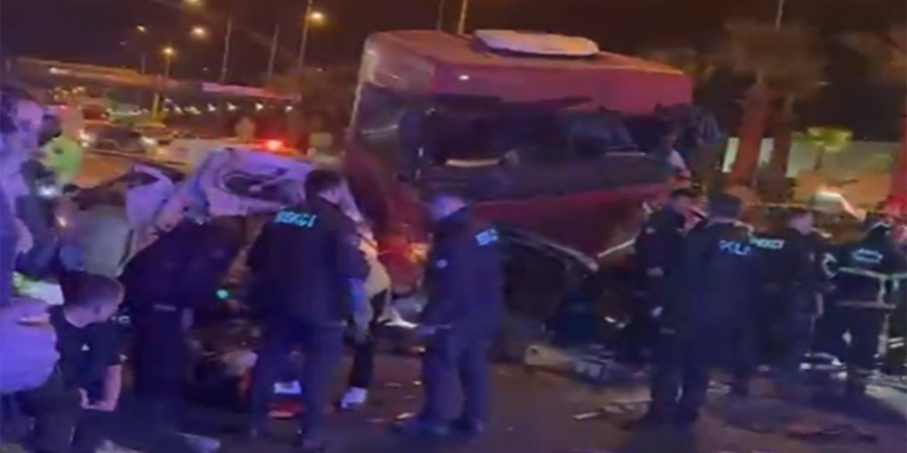 Giresun'da tır iki otomobile çarptı: 5 ölü