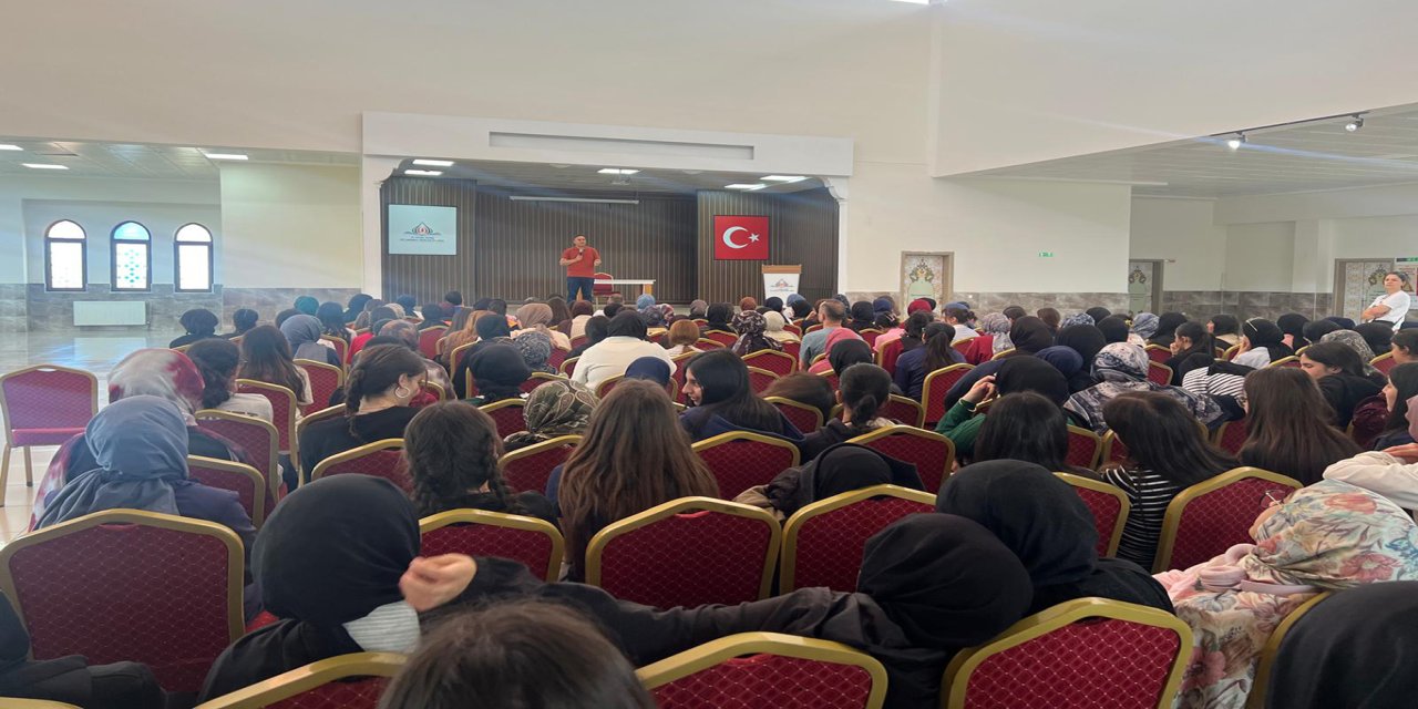 Dünyaca ünlü bilim adamı öğrencilerle buluştu