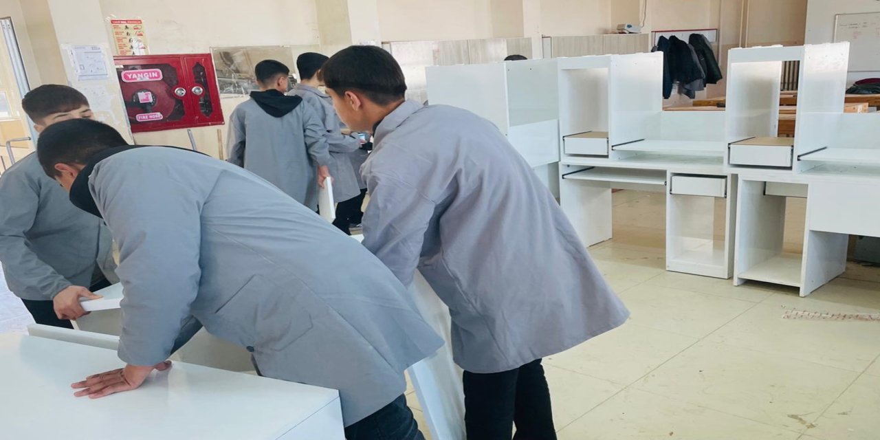 Cizre’de öğrenciler, ürettikleri çalışma masalarını akranlarına hediye etti