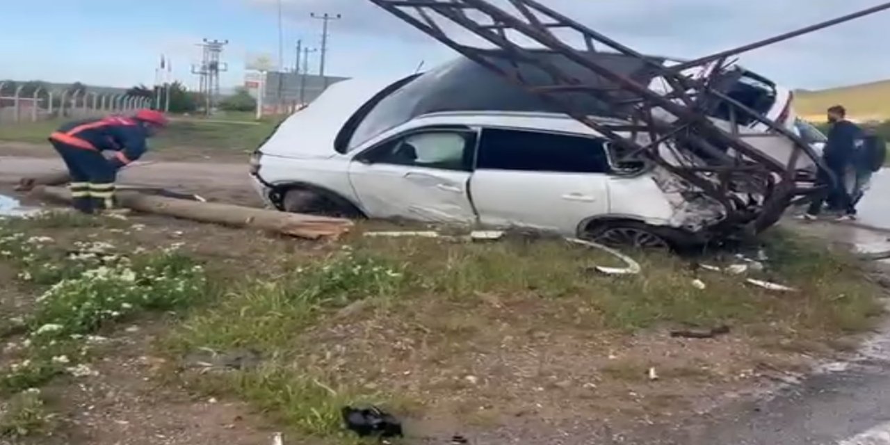 Otomobil elektrik direğine çarptı: 4 yaralı