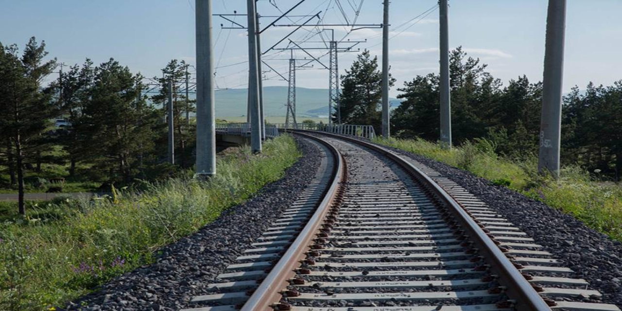 Ermenistan, Türkiye ve Azerbaycan'a giden demiryolu hatlarını yeniden inşa edecek