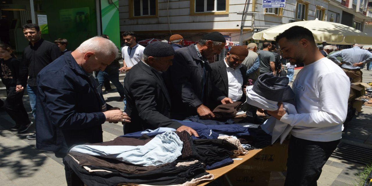 Siirt’te bayram alışverişi yoğunluğu: Vatandaş fiyatlardan, esnaf satışlardan şikâyetçi