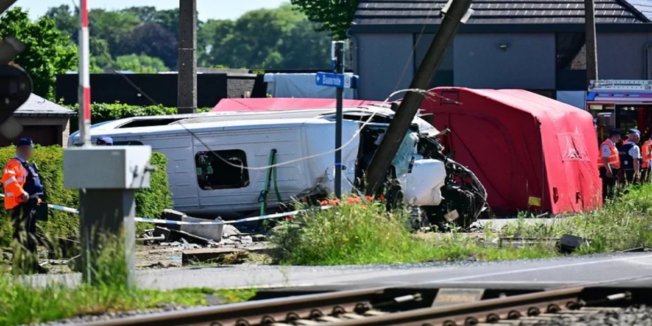 Belçika’da tren ile okul servisi çarpıştı: Çok sayıda ölü var