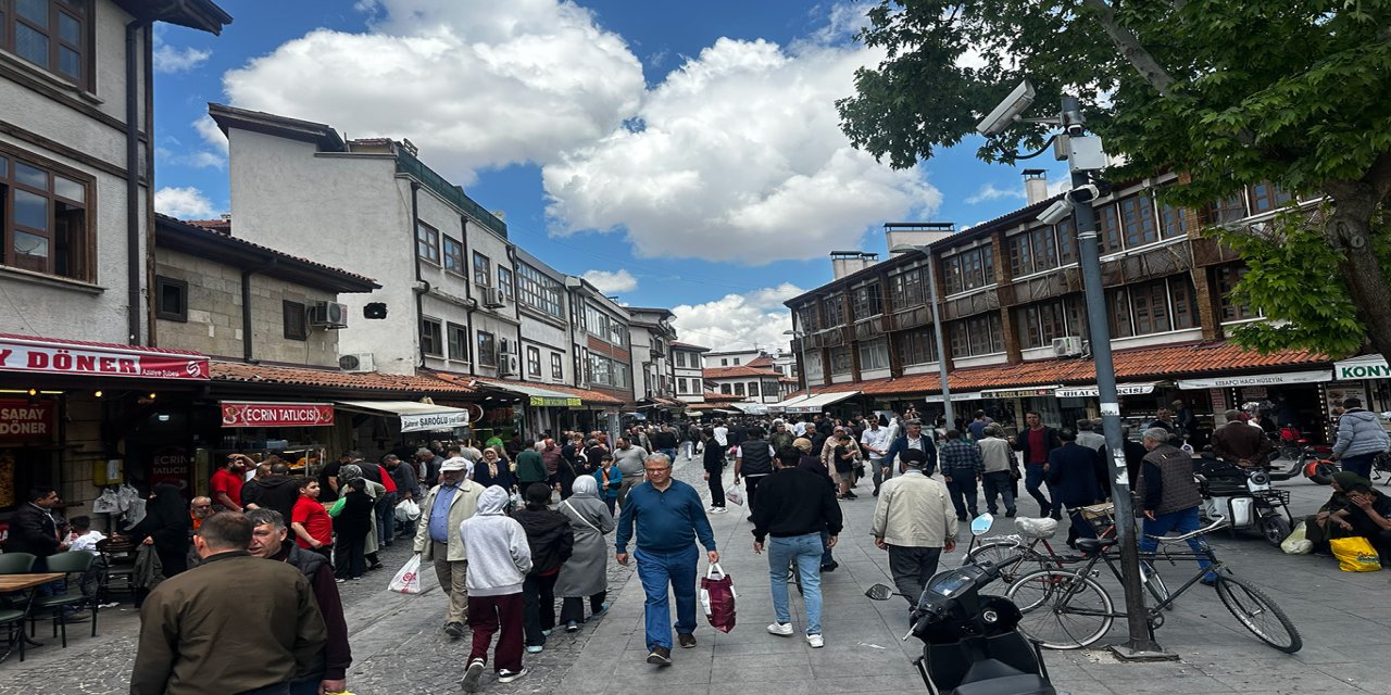 Konya’da arefe günü Bedesten Çarşısı’nda bayram yoğunluğu yaşandı