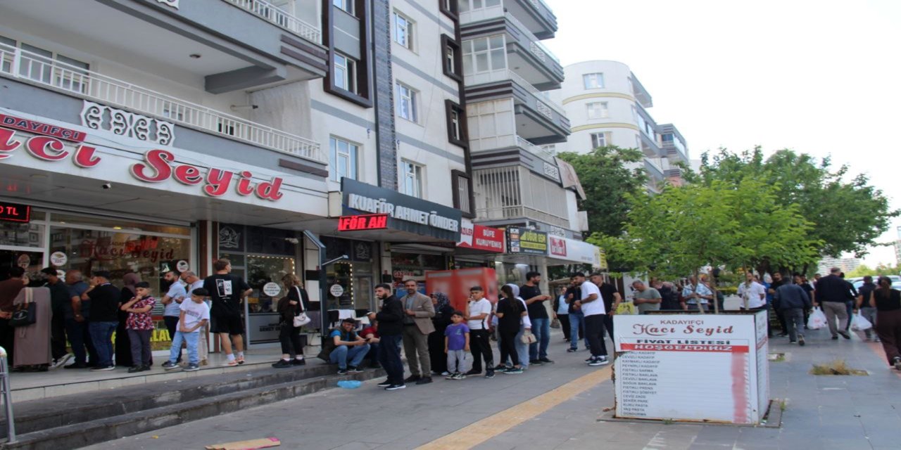 Diyarbakır’da bayram arifesinde tatlıcılarda uzun kuyruklar oluştu