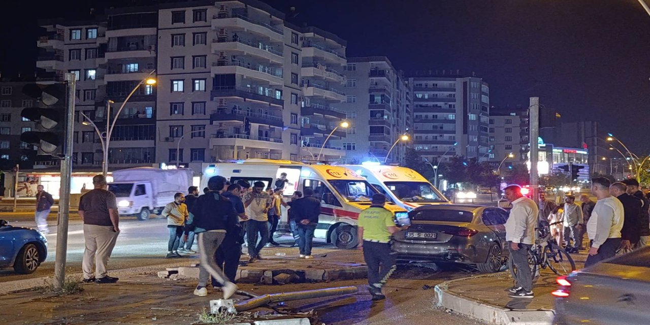 Diyarbakır’da kontrolden çıkan otomobil kaza yaptı: 2 yaralı