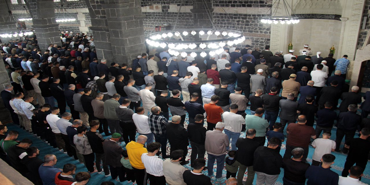Diyarbakırlılar bayram namazında tarihi Ulu Camii'ni hınca hınç doldurdu