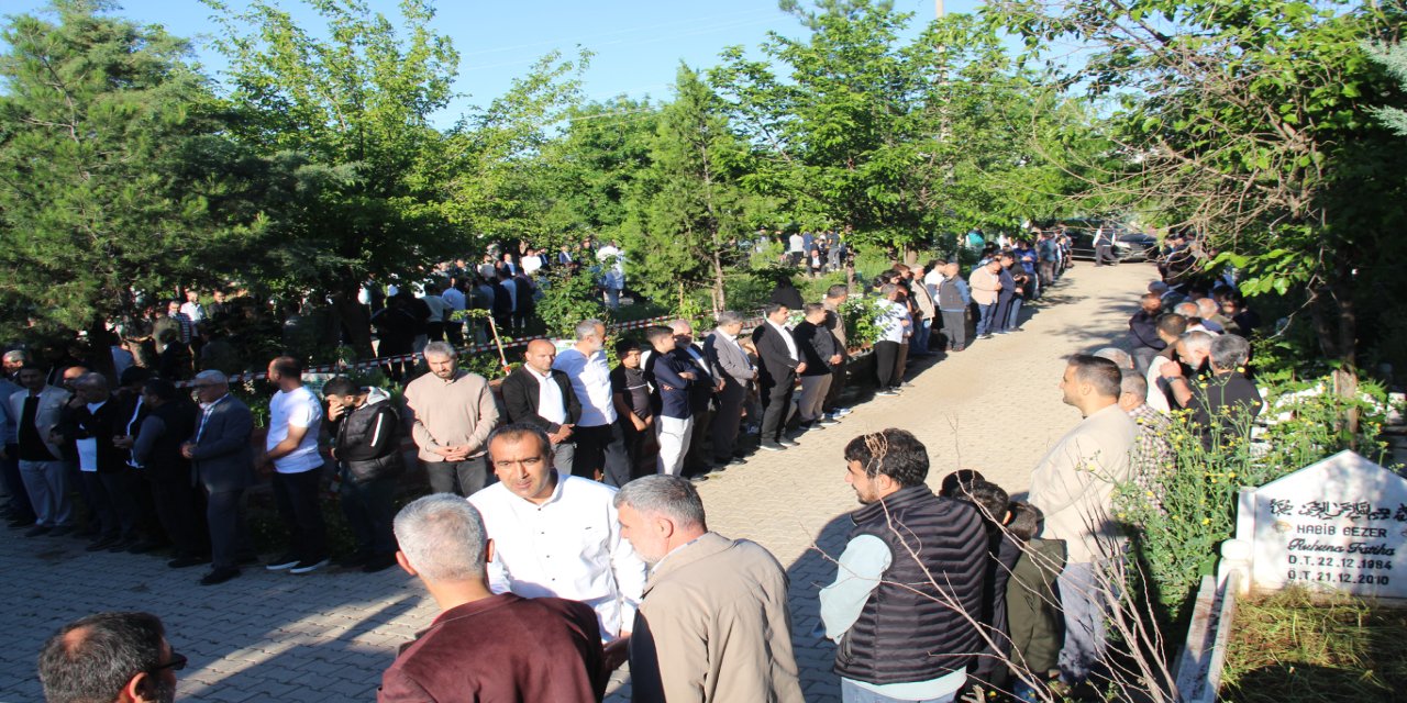 Kurban şehidleri mezarları başında yad edildi