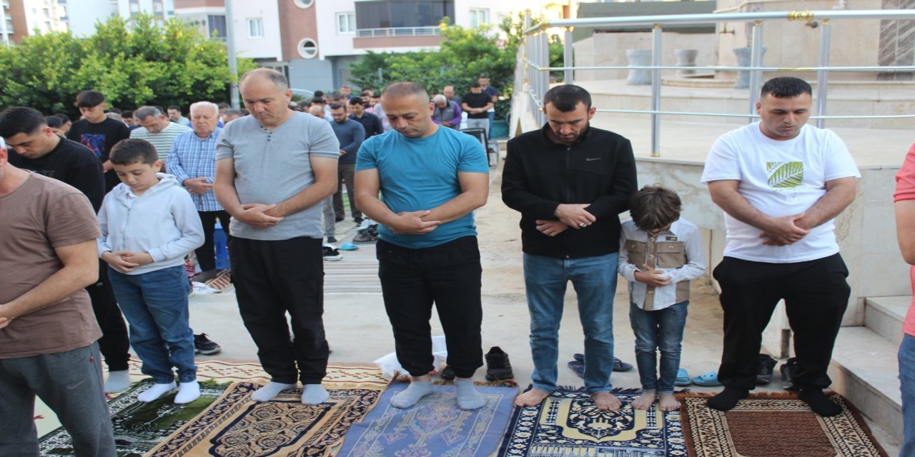 Mersin'de Kurban Bayramı coşkusu: Camiler dolup taştı
