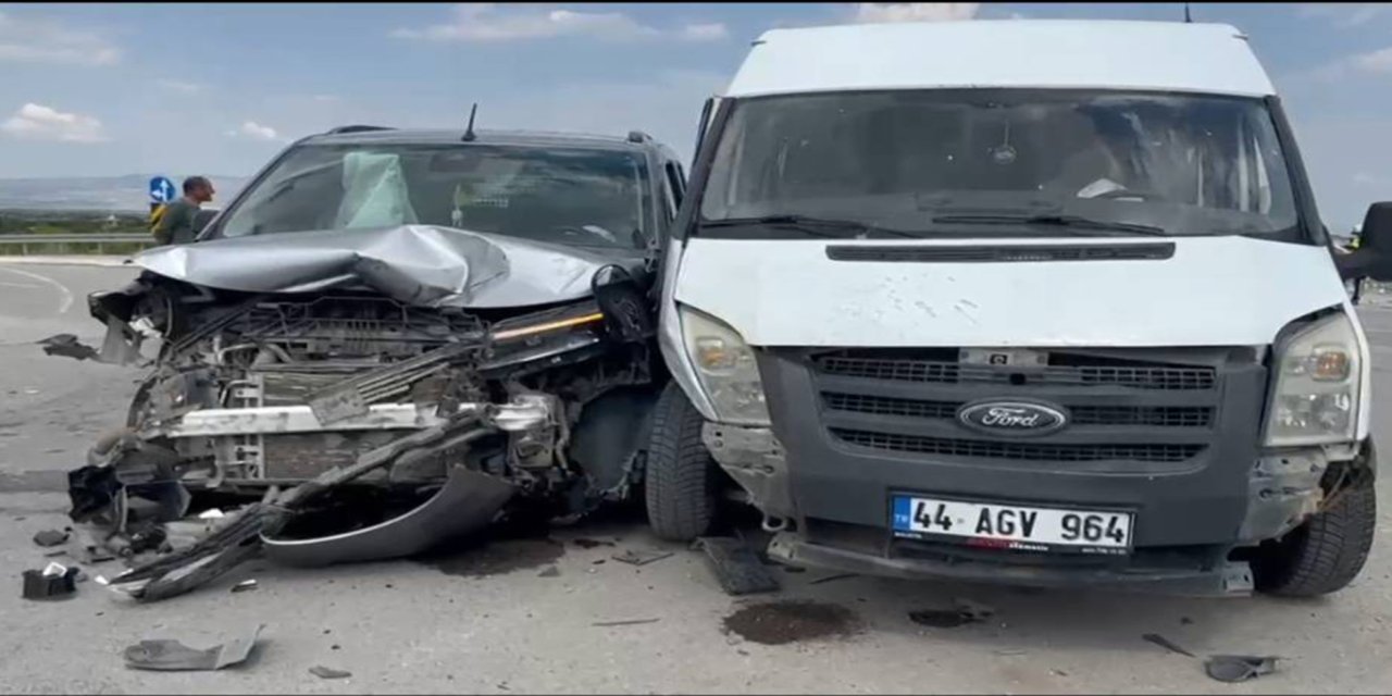 Malatya'da minibüs ile hafif ticari araç çarpıştı: 8 yaralı