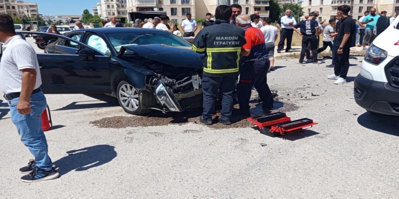 Mardin’de iki otomobil çarpıştı: 3 kişi yaralandı