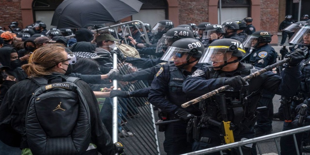 ABD'de ICE protestosu: Göçmen merkezinin önünde polis ile göstericiler arasında arbede