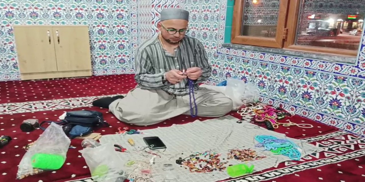 Camileri tek tek gezerek tespih ve Kur'an-ı Kerim tamiri yapıyor