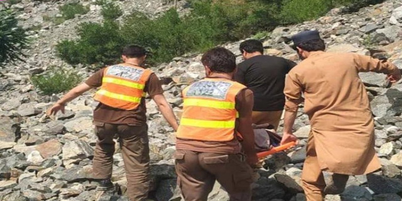 Pakistan'da turistleri taşıyan araç uçuruma yuvarlandı: 7 ölü